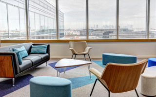 三角のいすが置いてある部屋