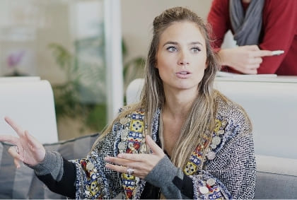 オフィスでの女性の写真